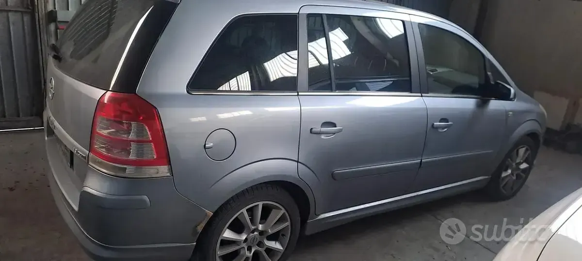 Usata Opel Zafira 150 CV (110 kW) 2009 Grigio Monovolume