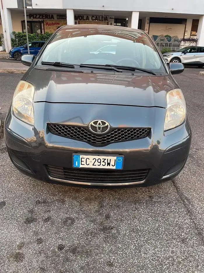 Usata Toyota Yaris 65 CV (47 kW) 2010 Grigio Utilitaria