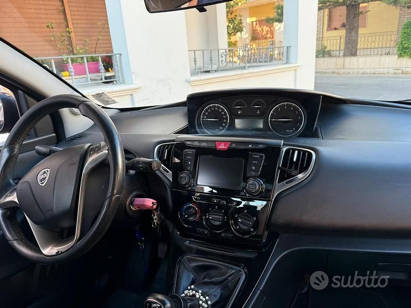 Usata Lancia Ypsilon 80 CV (58 kW) 2017 Blu Utilitaria