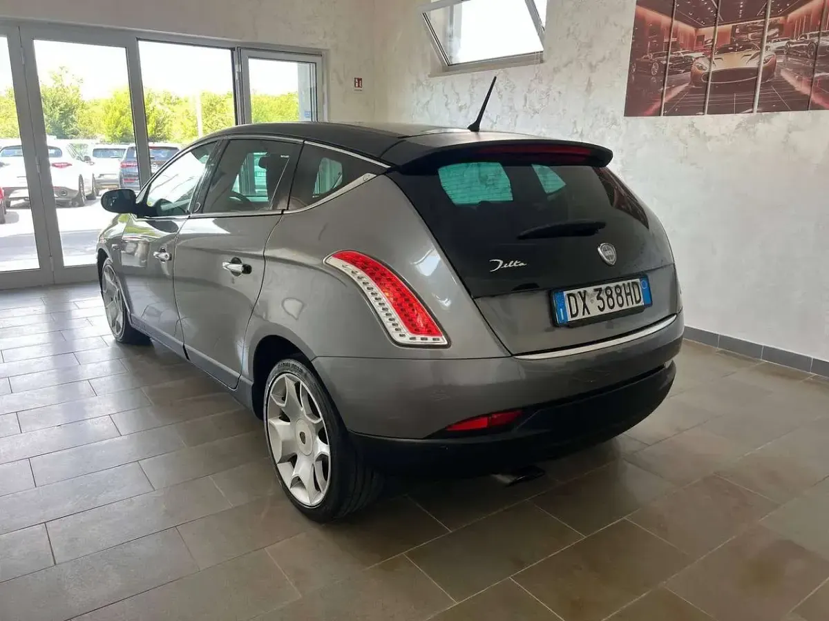 Usata Lancia Delta 165 CV (121 kW) 2009 Grigio Utilitaria