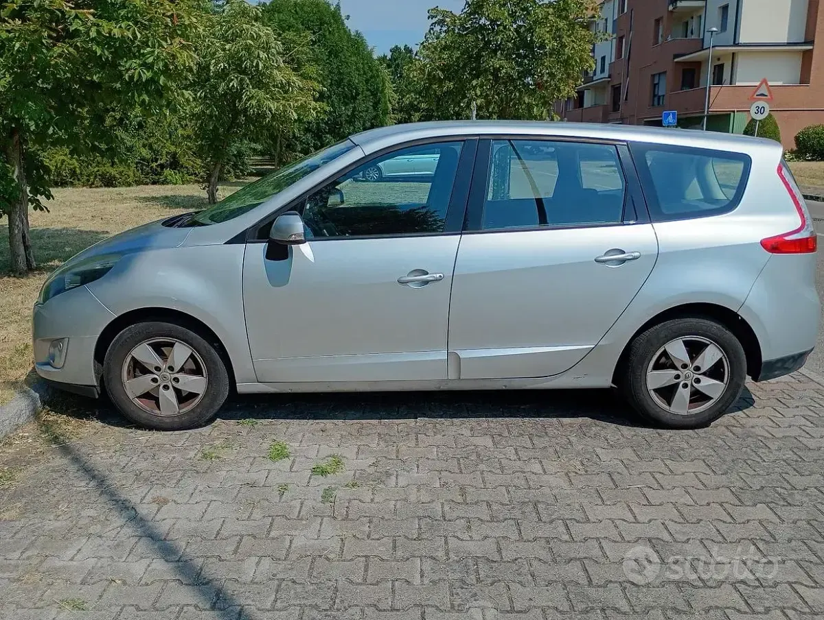 Usata Renault Scénic 110 CV (80 kW) 2011 Grigio Monovolume