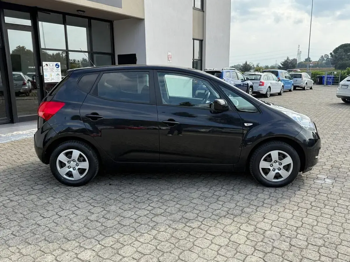 Usata Kia Venga 90 CV (66 kW) 2013 Nero Utilitaria
