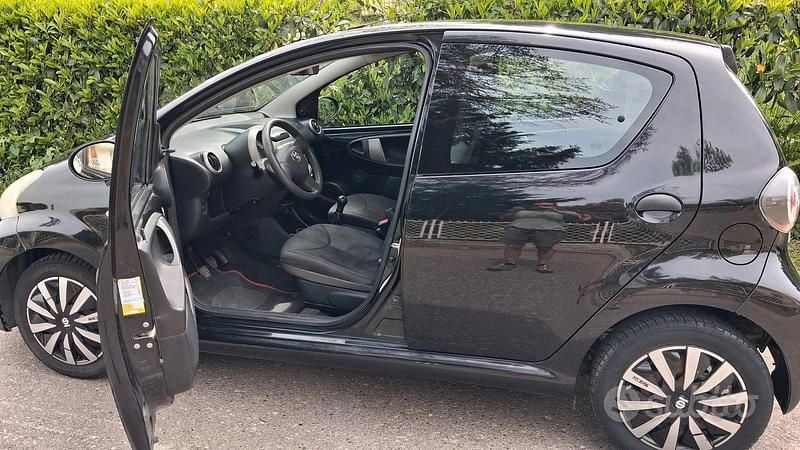 Usata Toyota Aygo 68 CV (50 kW) 2013 Nero Utilitaria
