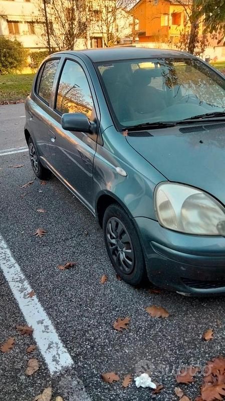 Grigio Usata 2004 Toyota Yaris Due volumi | 1800 € (Ottimo prezzo) - Immagine 1/4