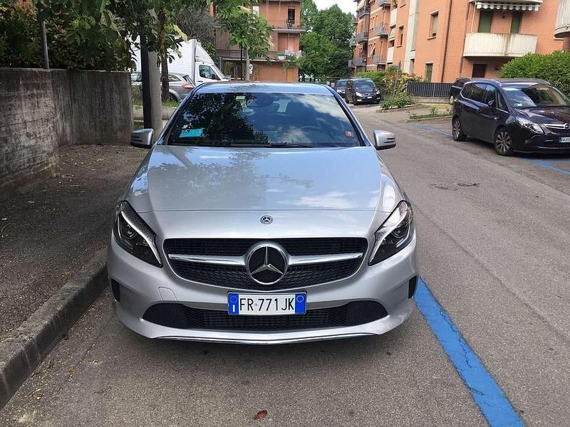 Usata Mercedes A200 136 CV (100 kW) 2018 Argento Monovolume