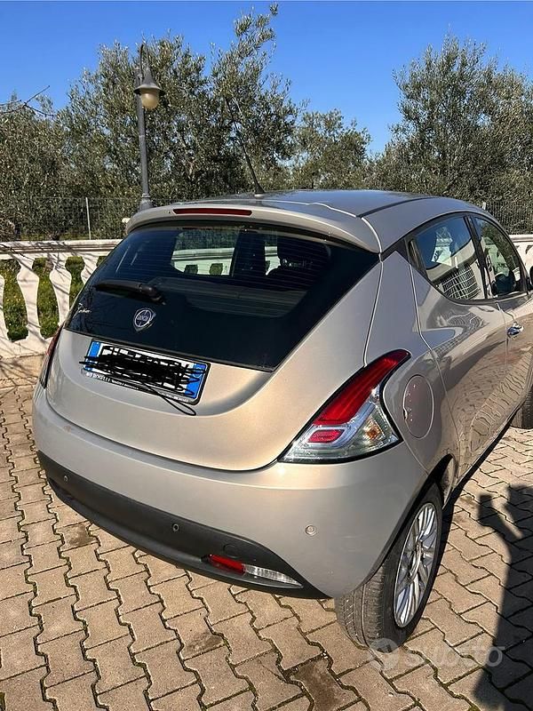 Usata Lancia Ypsilon 80 CV (58 kW) 2016 Grigio Utilitaria