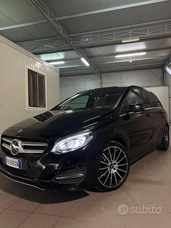 Usata Mercedes B200 135 CV (99 kW) 2015 Nero Monovolume