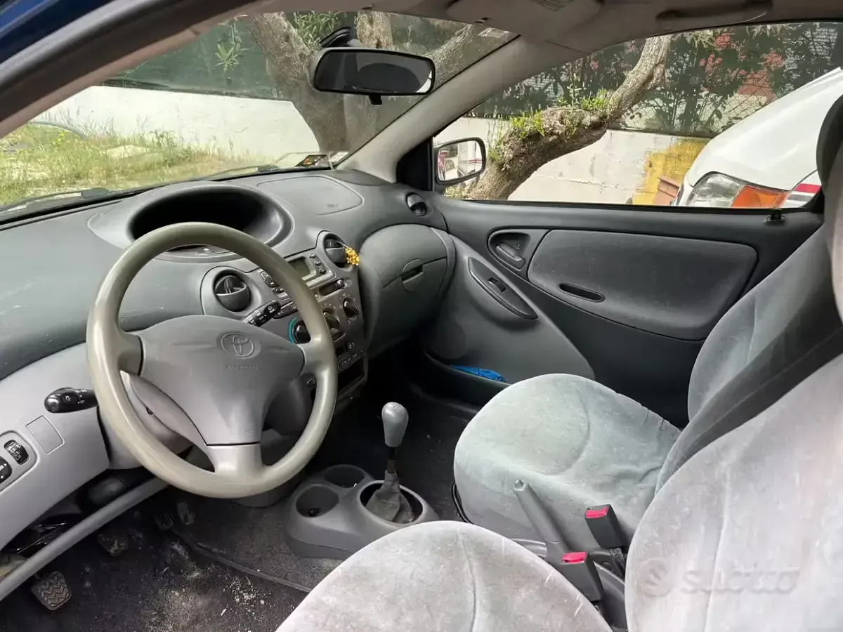 Usado Toyota Yaris 68 CV (50 kW) 1999 Azul Utilitario