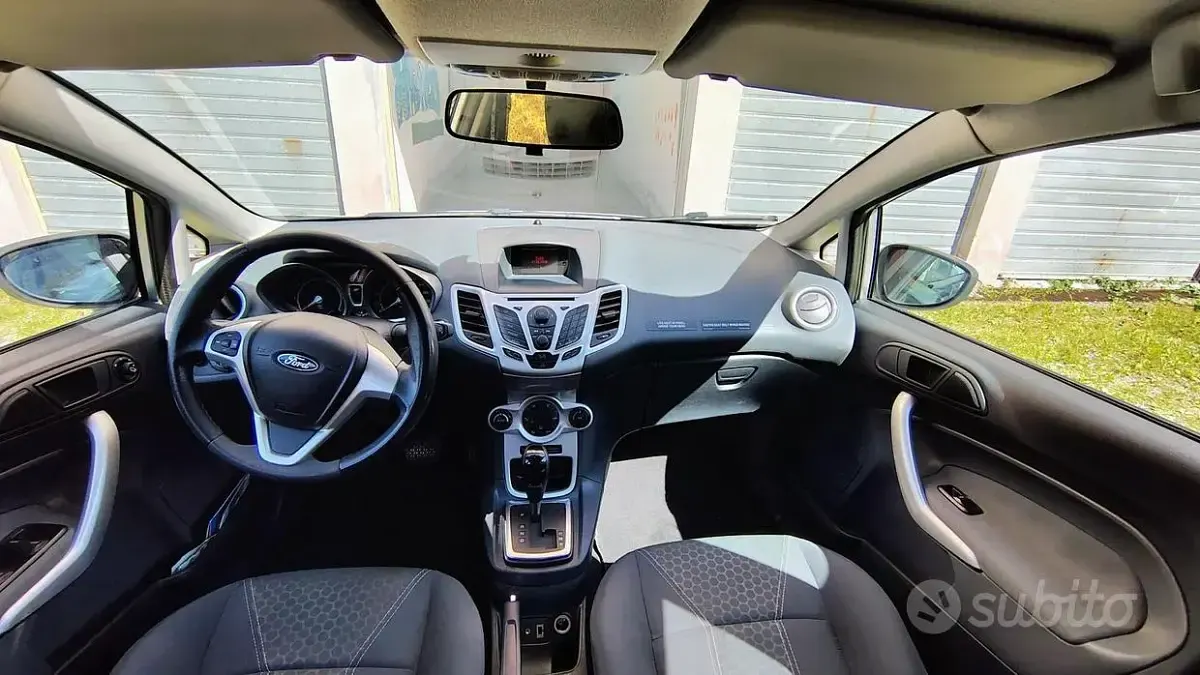 Usata Ford Fiesta 97 CV (71 kW) 2011 Grigio Berlina