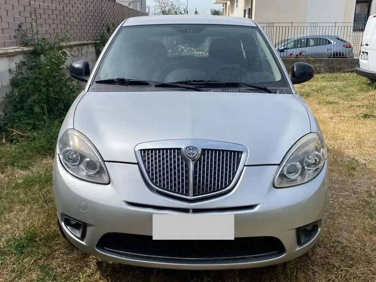 Usata Lancia Ypsilon 69 CV (50 kW) 2011 Argento Utilitaria