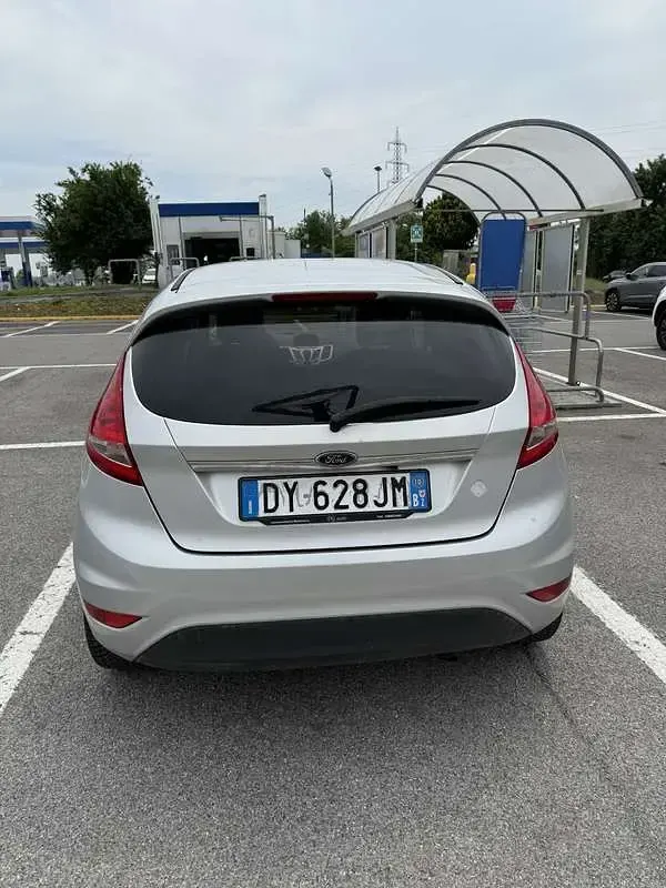 Usata Ford Fiesta Titanium 82 CV (60 kW) 2010 Bianco Berlina