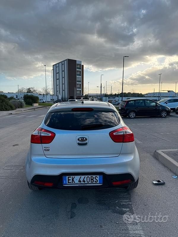 Usado Kia Rio 85 HP (62 kW) 2011 Sedan