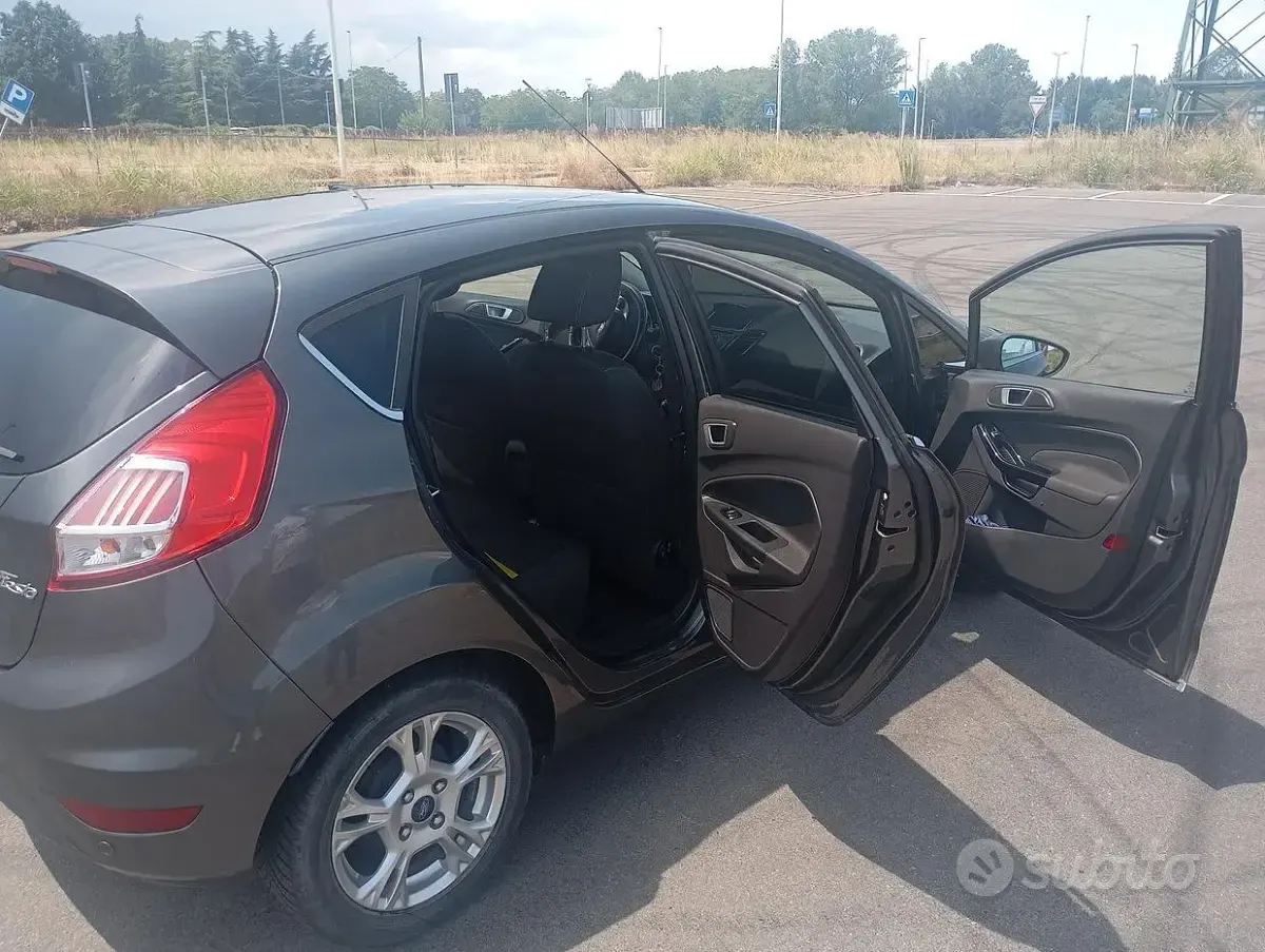 Usata Ford B-MAX 75 CV (55 kW) 2015 Grigio Monovolume