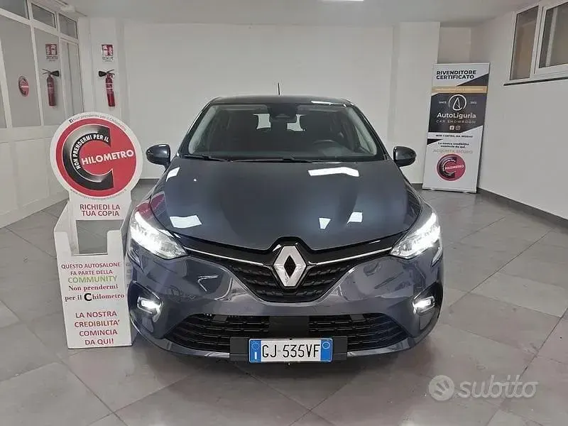 Käytetty Renault Clio V Techno 90 HP (66 kW) 2022 Harmaa Sedan