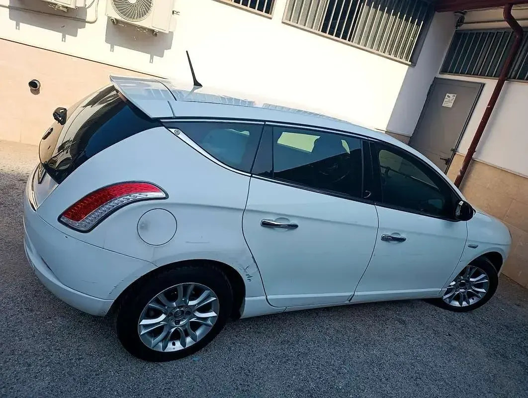 Usata Lancia Delta 120 CV (88 kW) 2014 Bianco Utilitaria