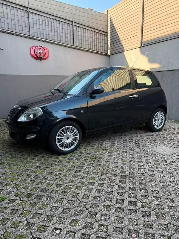Usata Lancia Ypsilon 80 CV (58 kW) 2003 Nero Utilitaria