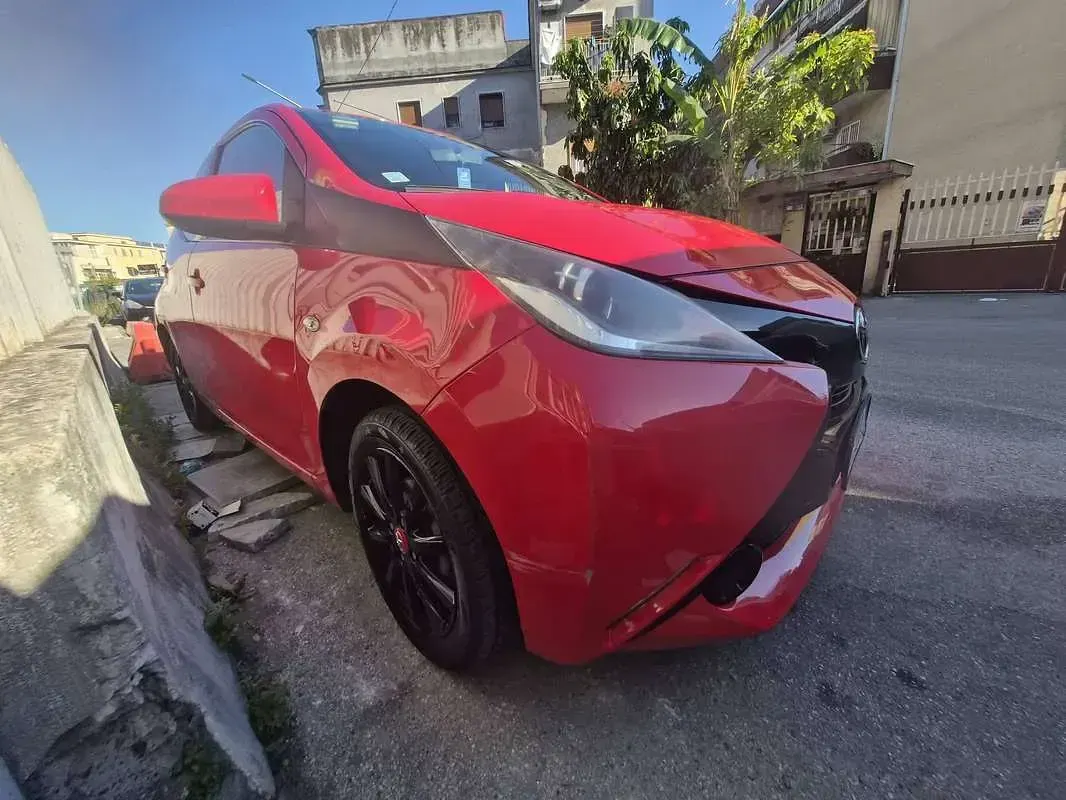 Usata Toyota Aygo X-clusiv 69 CV (50 kW) 2016 Rosso Utilitaria