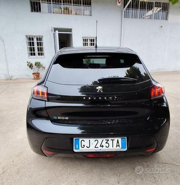 Second-hand Peugeot e-208 57 kW (78 CP) 2022 Negru Hatchback