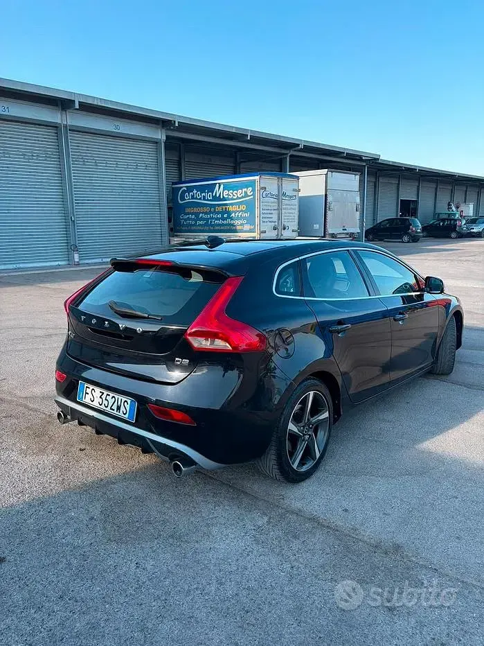 Usata Volvo V40 115 CV (84 kW) 2014 Nero Berlina