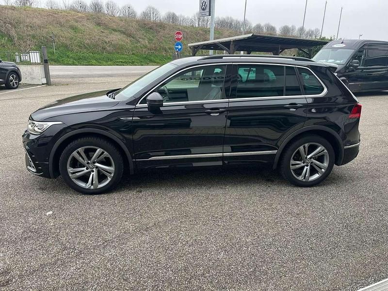 Usata VW Tiguan R-line 150 CV (110 kW) 2023 Deep black perlato SUV