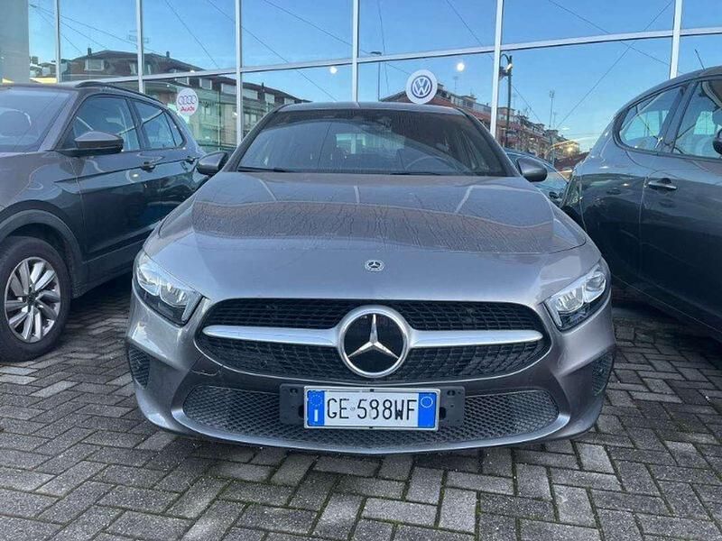 Grigio Usata 2020 Mercedes A180 Premium Tre volumi | 26.900 € (Cara) - Immagine 1/4