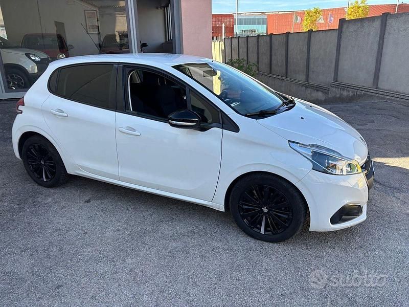 Usata Peugeot 208 Active 75 CV (55 kW) 2018 Bianco Utilitaria