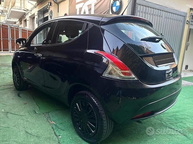 Usata Lancia Ypsilon 69 CV (50 kW) 2013 Nero Utilitaria