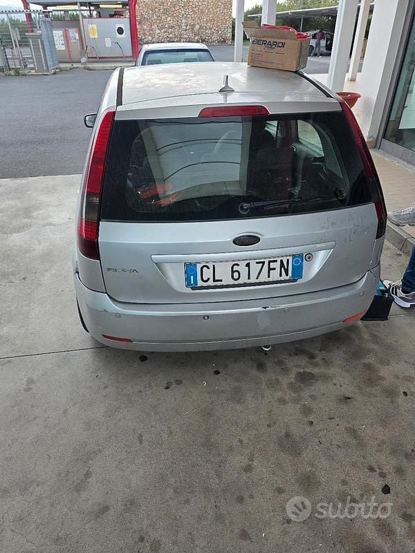 Usata Ford Fiesta 68 CV (50 kW) 2003 Grigio Berlina