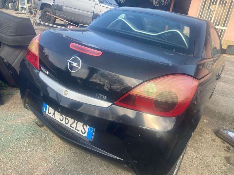 Usata Opel Tigra Edition 69 CV (50 kW) 2005 Nero Station wagon