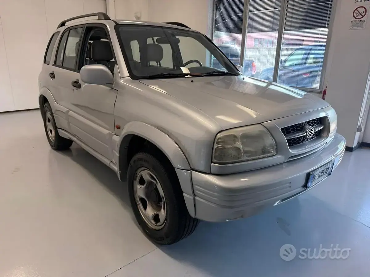 Usata Suzuki Grand Vitara 128 CV (94 kW) 2000 Grigio SUV