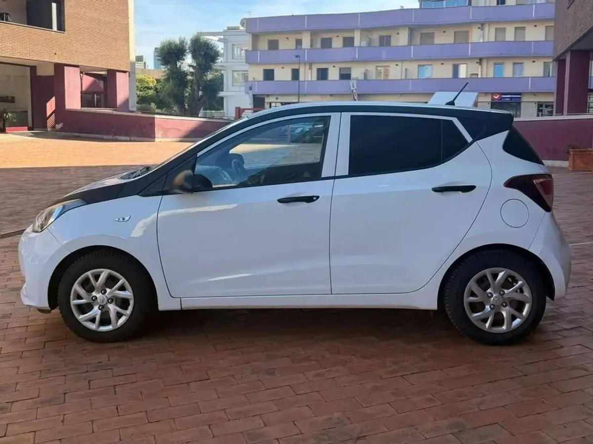 Usata Hyundai i10 67 CV (49 kW) 2017 Bi  tono Utilitaria