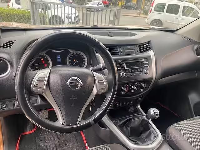 Usata Nissan Navara N-Connecta 163 CV (119 kW) 2017 Marrone Pick-up