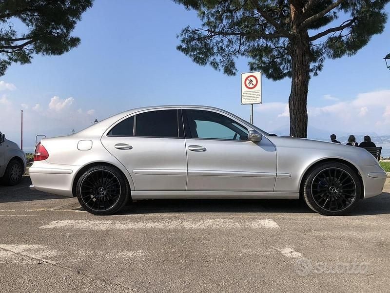 Usata Mercedes E270 177 CV (130 kW) 2002 Grigio Berlina
