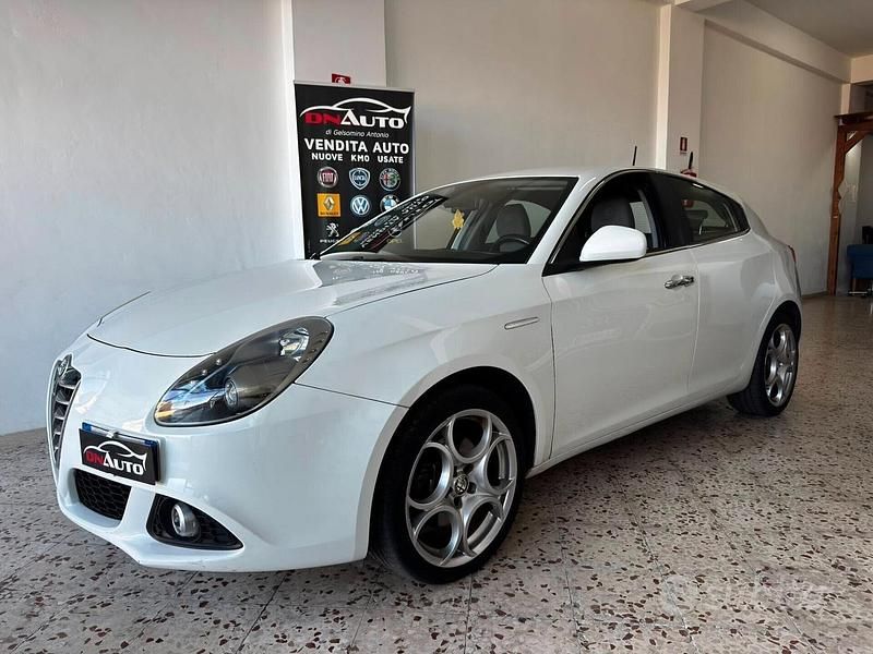 Bianco Usata 2013 Alfa Romeo Giulietta Distinctive Tre volumi | 7500 € (Buon prezzo) - Immagine 1/4