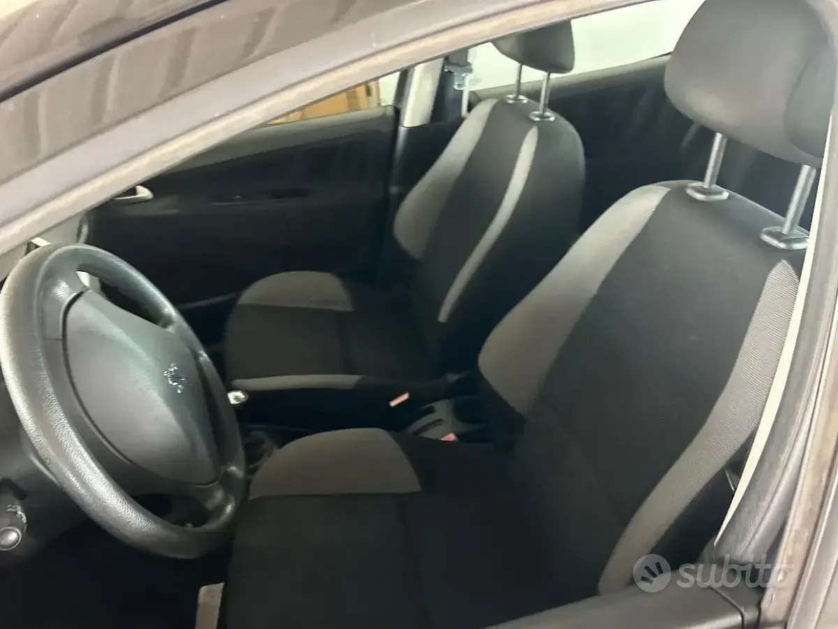 Usata Peugeot 207 73 CV (53 kW) 2010 Nero Berlina