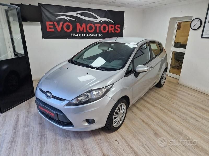 Grigio Usata 2009 Ford Fiesta Tre volumi | 4990 € (Buon prezzo) - Immagine 1/4