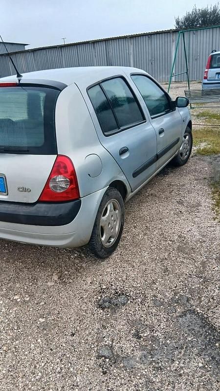 Usata Renault Clio II 65 CV (47 kW) 2005 Grigio Berlina