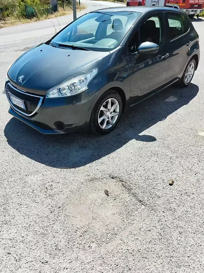 Usata Peugeot 208 92 CV (67 kW) 2014 Giallo Utilitaria