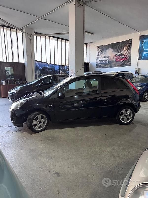 Usata Ford Fiesta Ghia 67 CV (49 kW) 2008 Nero Utilitaria
