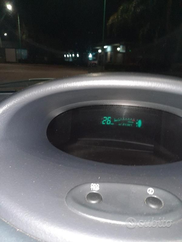 Usata Toyota Yaris Sol 68 CV (50 kW) 1999 Verde Berlina