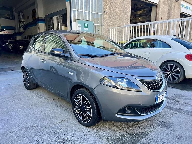Usata Lancia Ypsilon Silver 69 CV (50 kW) 2023 Grigio Utilitaria