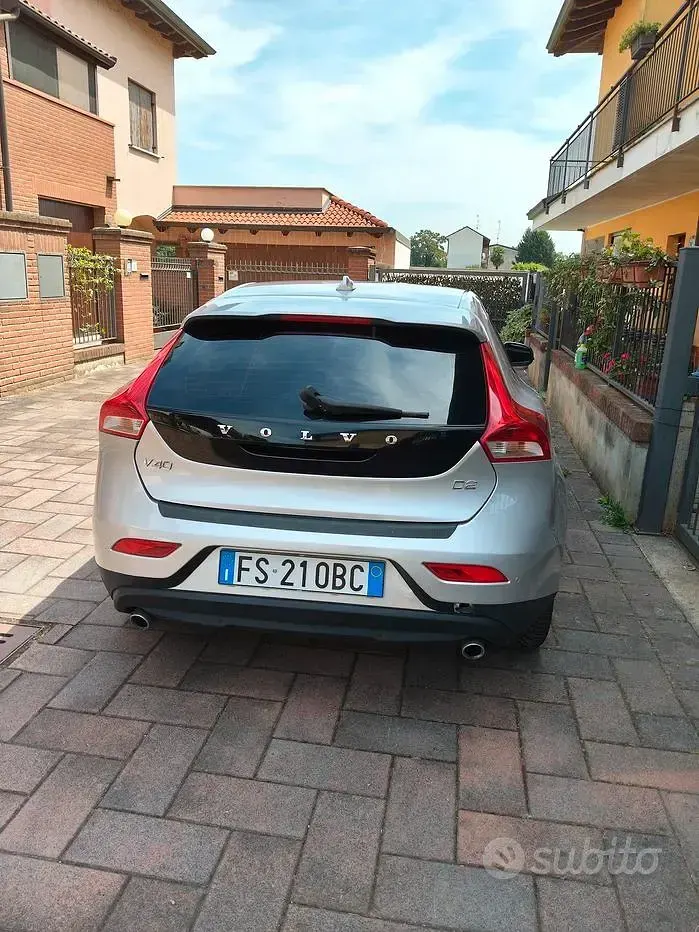 Usata Volvo V40 120 CV (88 kW) 2018 Grigio Berlina