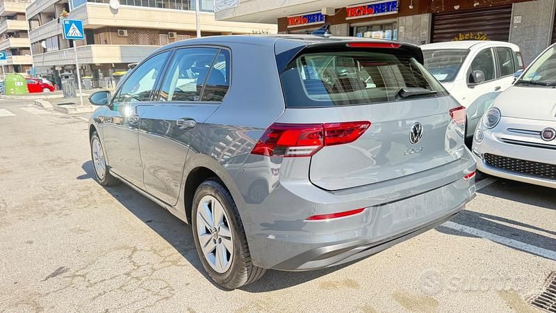 Usata VW Golf VIII Life 116 CV (85 kW) 2023 Grigio Berlina