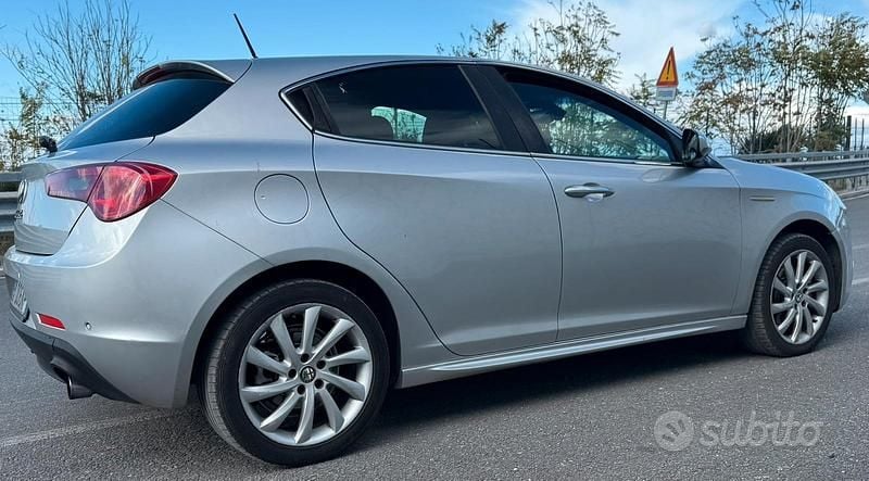Usata Alfa Romeo Giulietta Exclusive 140 CV (102 kW) 2012 Grigio Berlina