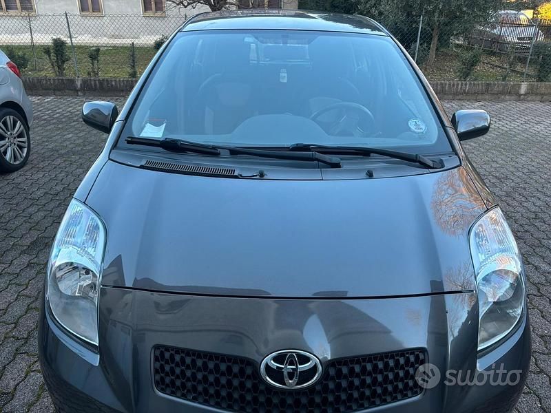 Grigio Usata 2008 Toyota Yaris Tre volumi | 3000 € - Immagine 1/4