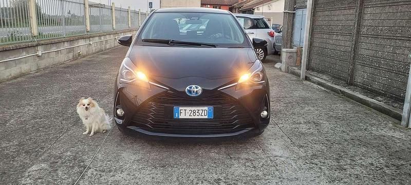 Usata Toyota Yaris Hybrid Cool 73 CV (53 kW) 2019 Blu Berlina