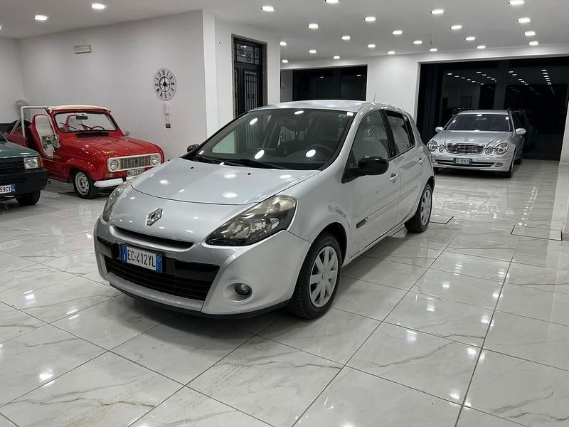 Usata Renault Clio II 65 CV (47 kW) 2011 Argento Berlina