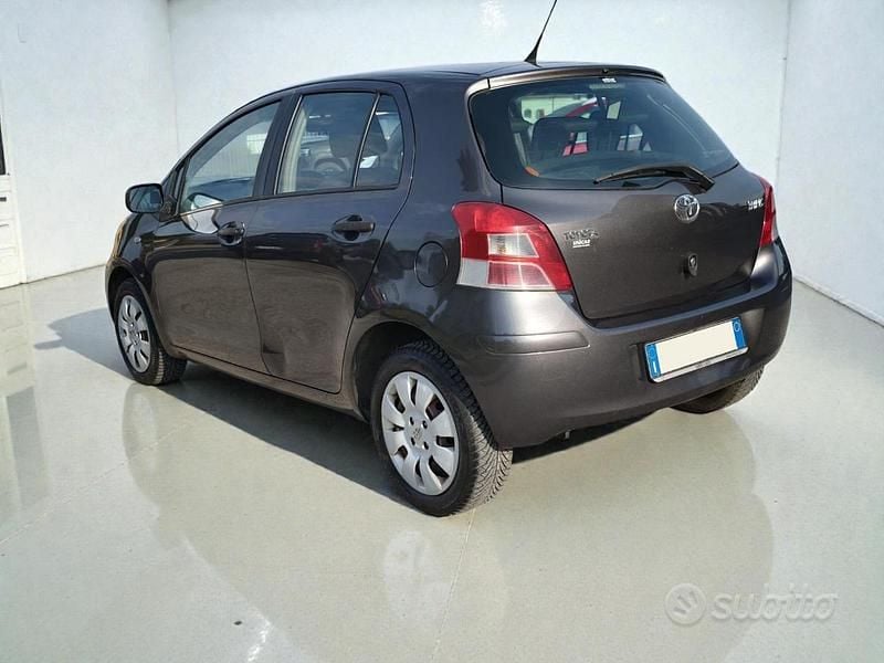 Usata Toyota Yaris 69 CV (50 kW) 2011 Antracite metallizzato Utilitaria