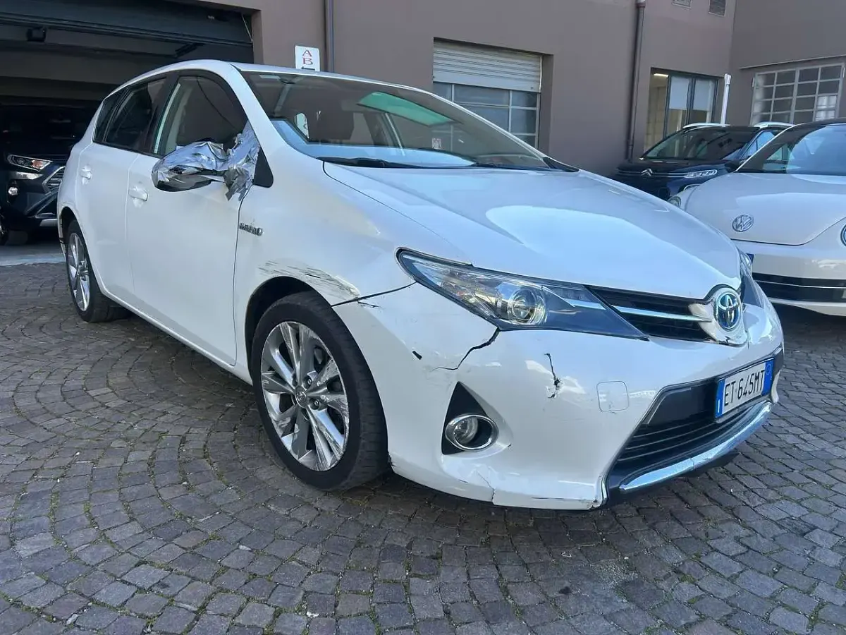 Usata Toyota Auris Hybrid Lounge 99 CV (72 kW) 2013 Bianco Berlina