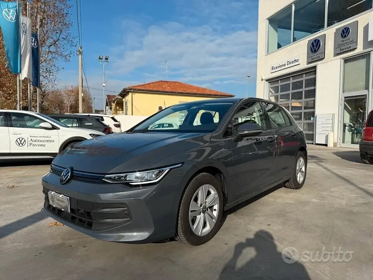 Usata VW Golf VIII Life 115 CV (84 kW) 2025 Grigio Berlina